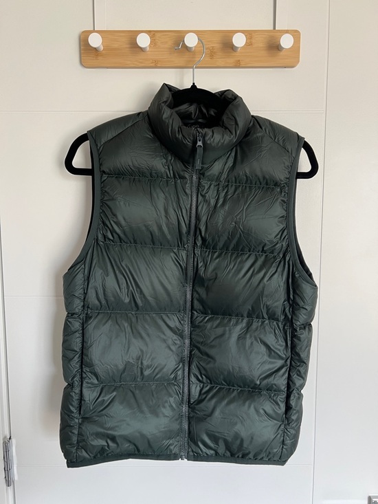 Uniqlo Other - Uniqlo Ultralight Down Vest in dark Green